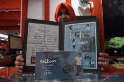 PT Pos Indonesia Rilis Perangko Edisi Khusus, Bisa Buat Dengar Soundtrack "Dilan 1990" Loh...