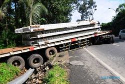 FOTO KECELAKAAN LALU LINTAS : Truk Ini Adang Jalur Solo-Semarang