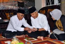 PILKADA 2018 : Dari Ulama Temanggung , Ganjar Pranowo Terima Batu Akik