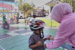 Anak TK di Bantul Diajak Pakai Helm Sejak Dini