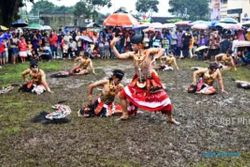 FOTO KESENIAN JATENG : Festival Kuda Lumping Digelar di Semarang