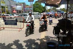 FLYOVER MANAHAN SOLO: Duh, Pengendara Motor Lewati City Walk Hindari Macet di Purwosari