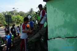 Siswa SMPN 2 Patuk Kerja Bakti Bersihkan Runtuhan Tembok Pagar Sekolah