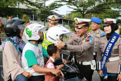 Asyik, Satlantas Polres Sukoharjo Bagi-Bagi Helm untuk Pengendara