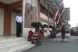 PKL Bergerobak Menjamur di Depan Pasar Klewer Solo Bikin HPPK Khawatir