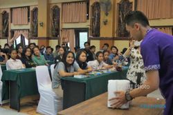 Satoria Hotel Yogyakarta Ajarkan Seni Melipat Handuk pada Siswa SMK