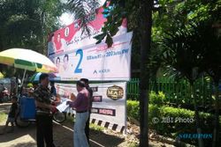PILKADA 2018 : Panwaslu Copoti APK Resmi KPU Kota Madiun Terpasang Dekat Sekolahan