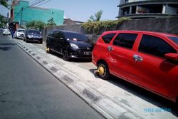 Foto Viral Mobil Parkir di Trotoar Jebres Digembok Dishub Solo
