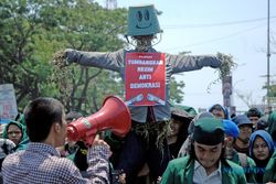 Demo di Makassar Ricuh, Gedung DPRD Dilempari Batu