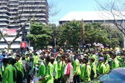 Ribuan Mahasiswa Geruduk Kantor DPRD dan Gubernur Jateng di Semarang
