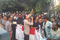 Libatkan Pelajar, Massa Aksi di Semarang Duduki Kantor DPRD Jateng