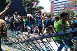 Demo Mahasiswa di Semarang Ricuh, Pagar DPRD Jateng Dijebol