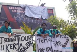 Mahasiswa Merangsek Masuk Gedung DPRD Solo, Ini Foto-Fotonya!