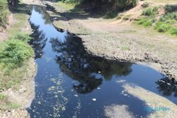 Air Kali Samin di Sukoharjo Hitam Pekat Diduga Akibat Limbah Ciu