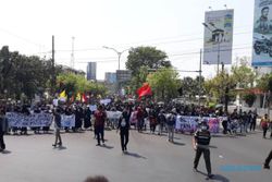 Datang dari Berbagai Penjuru, Mahasiswa Se-Soloraya Gelar Demo Besar-Besaran