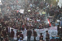 Demo di Jakarta Ricuh: Massa Lempar Batu, Polisi Tembakan Gas Air Mata