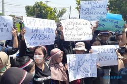Mahasiswa Madiun Demo di Gedung DPRD Kota Madiun