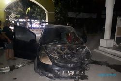 Mobil Honda Jazz Terbakar di Lampu Merah Manahan Solo