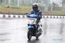 Naik Motor Diimbau Tidak Pakai Sandal Jepit, Terus Kalau Hujan Gimana?