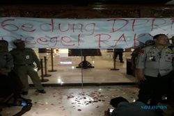 Massa Aksi di Semarang Segel Gedung DPRD Jateng