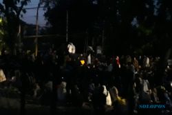 Hingga Magrib, Massa Demo Masih Bertahan di Depan DPRD Solo
