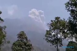 Gunung Merapi Semburkan Awan Panas, Warga Boyolali Malah Asyik Dangdutan