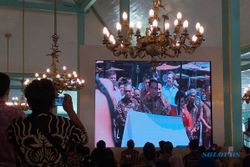 Hari Batik Nasional: Jokowi Jajal Bikin Batik Cap di Pura Mangkunegaran Solo