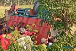 Truk Pengangkut Puluhan Buruh Tani Terguling di Ngawi, 1 Tewas 10 Luka-Luka