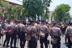 Sidang Vonis Gus Nur di PN Surabaya Ditunda, Massa Membubarkan Diri