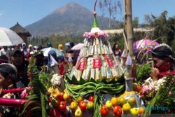 Sambut Panen Tembakau, Warga Liyangan Kirab Gunungan Berokok