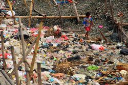 DLH Sukoharjo Cek Lokasi Pembuangan Sampah Ke Kali Jenes Solo