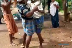 Heboh Video Aksi Penyelamatan Pria India Dililit Ular Piton