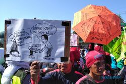 Massa Buruh Demo di DPRD Jatim, Tolak RUU Ketenagakerjaan