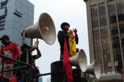 Ketua BEM UI Lempar Jas Almamater, Ini Tuntutan Aksi Gerakan Indonesia Memanggil
