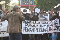 Spanduk Demo Malang: Hewan Apa Makan Uang Rakyat? Hewan Perwakilan Rakyat