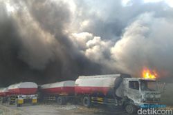 Gudang Pabrik Plastik di Mojokerto Terbakar Hebat, Satu Truk Tangki Ikut Hangus