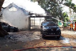 Ex Rumah Dinas di Rembang Terbakar, 2 Mobil dan 13 Motor Motor Hangus