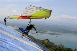 Puluhan Atlet Gantole Berebut Tiket ke Papua di Gunung Telomoyo