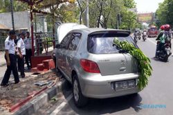 Ban Pecah, Mobil Sasak Ojol dan Halte BST di Jl. Adi Sucipto Solo