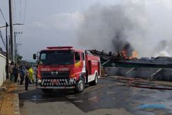 Suara Ledakan Menggema, KM Cahaya Mandiri Terbakar di Tanjung Emas