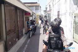 Pemuda Ditangkap Densus 88 di Kauman Solo, Ditabrak Polisi Saat Naik Sepeda