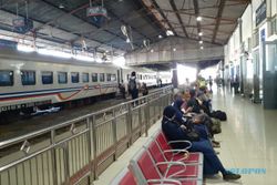 Buntut KA Wijayakusuma Anjlok, Penumpang di Stasiun Madiun Beralih Kereta