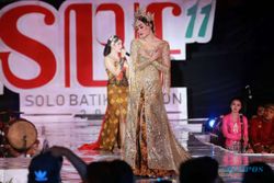 Interpretasi Seusai Itu Ria Soenaryo di Solo Batik Fashion 2019