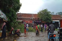 Hujan Deras Disertai Angin Kencang, 6 Rumah di Batang Roboh