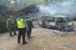 Mobil Suzuki Futura Terbakar Di Depan Rumah Warga Ngawi