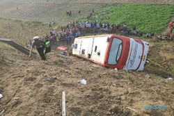 Bus Kramat Jati Kecelakaan di Tol Surabaya-Mojokerto, Dua Tewas dan Puluhan Luka-Luka