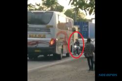 Viral! Bus Mira Lawan Jalur Diadang Pemotor di Sragen