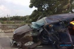 Kecelakaan Tunggal di Jalan Tol Solo-Ngawi, Fortuner Tabrak Pohon