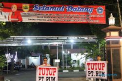 Bawa Spanduk Tutup PT RUM, Warga Sukoharjo Demo di Depan Rumdin Bupati