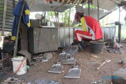 Tak Hanya Cangkul, Pandai Besi di Jatinom Klaten juga Bisa Bikin PJU Solar Cell